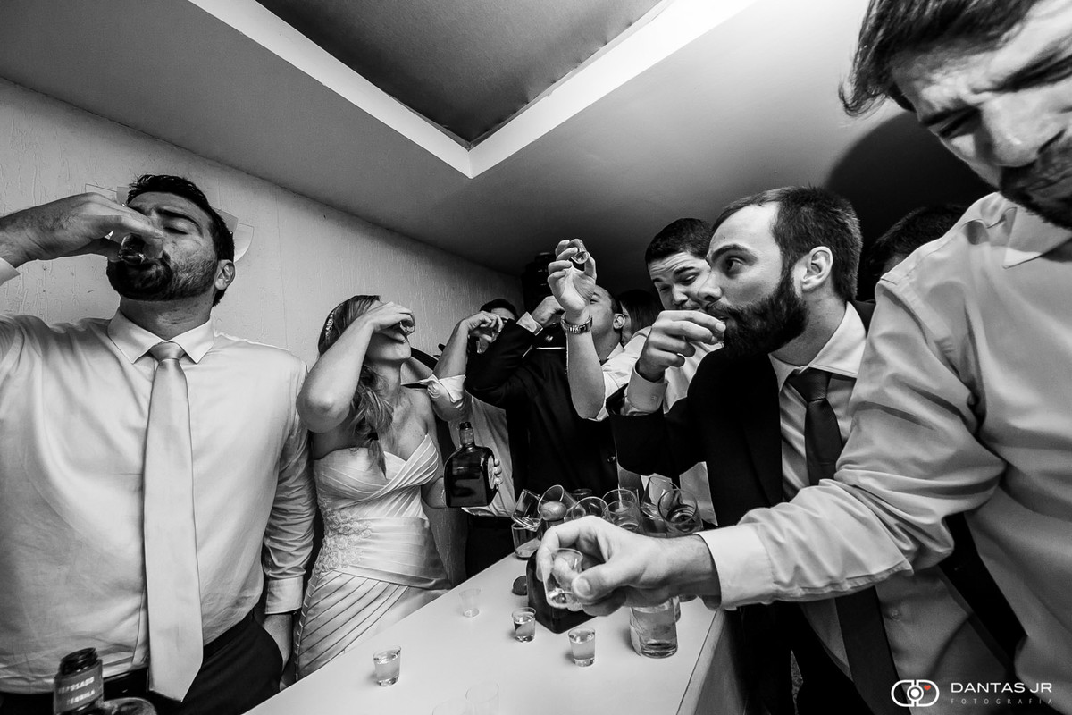 Casal de noivos bebendo shot de tequila com convidados em festa na Casa do Alto RJ por Dantas Jr.