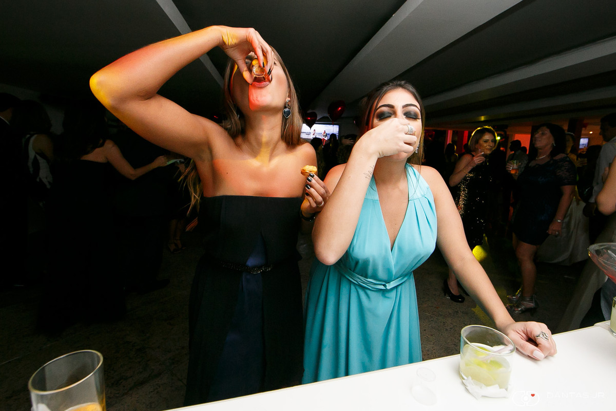 Convidadas bebendo shot de tequila em festa louca durante casamento na casa do alto no RJ por Dantas Jr.