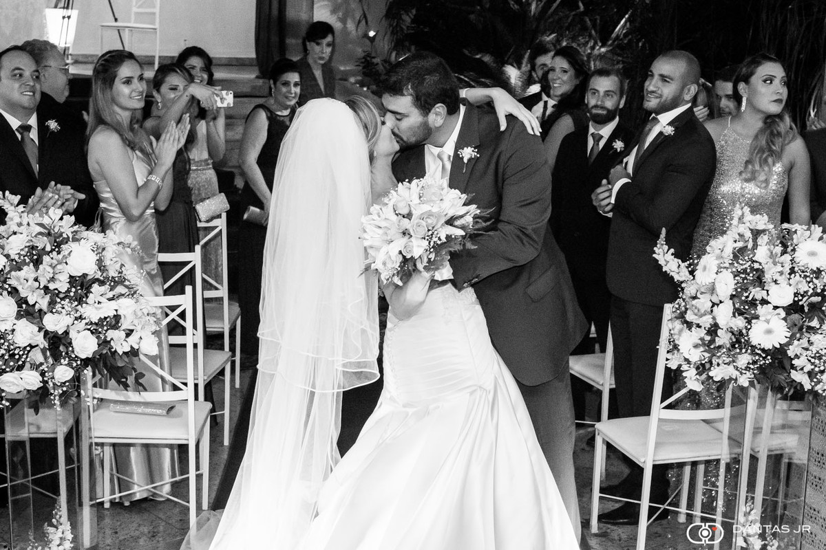noivo beijando a noiva apaixonado na saída da cerimônia de casamento na Casa do Alto no Alto da Boavista no RJ por Dantas Jr.