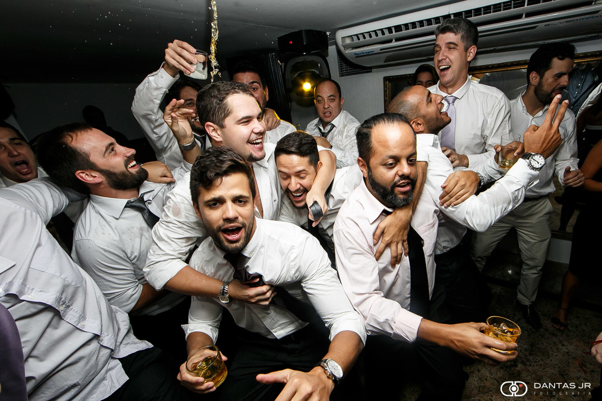 Convidados felizes e bêbados com bebida voando em festa de casamento louca na Casa do Alto no RJ por Dantas Jr.