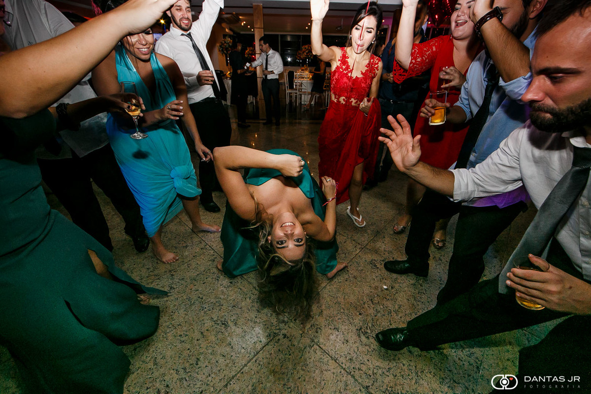 Convidada dançando de cabeça pra baixo em festa louca de casamento na Casa do ALto no Alto da Boavista no RJ por Dantas Jr.