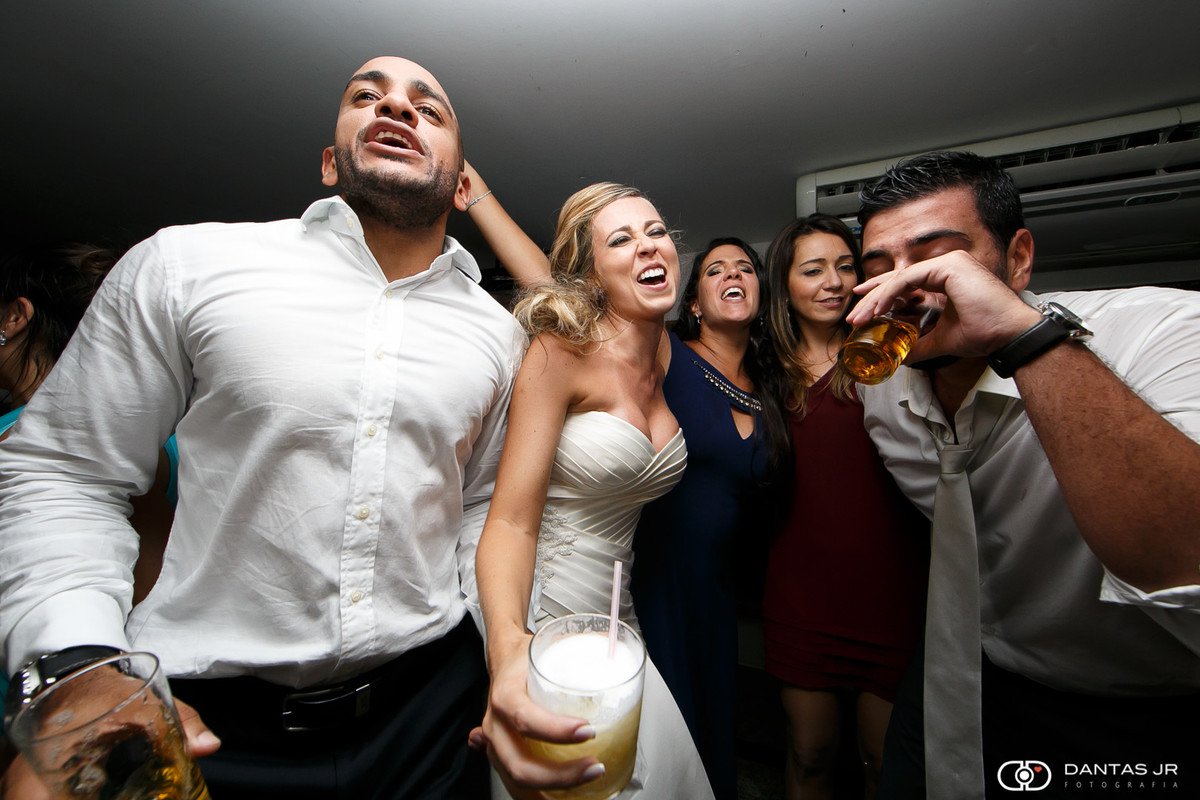 Noivos pulando e cantando felizes em festa de casamento louca na Casa do Alto no RJ por Dantas Jr.