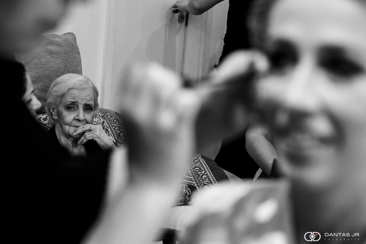 Avó da noiva observando neta em making of na casa do alto RJ por Dantas Jr.