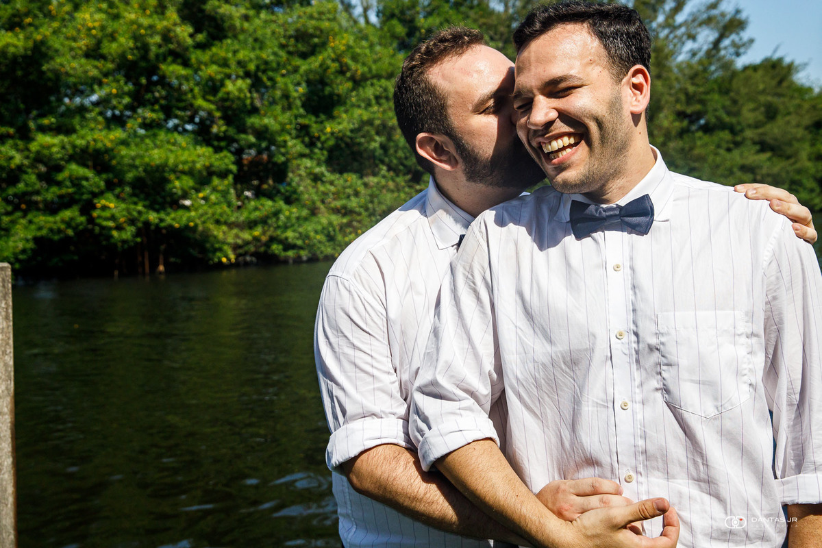 Casal gay fazendo carinho em casamento no Restaurante Laguna na Ilha da Gicoia por Dantas Jr.