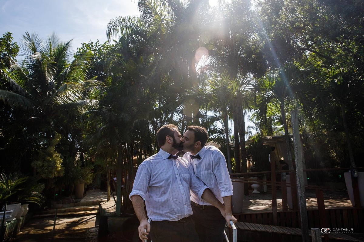 Casal gay em ensaio pos wedding em casamento homoafetivo no Restaurante Laguna na Ilha da Gigoia por Dantas Jr.