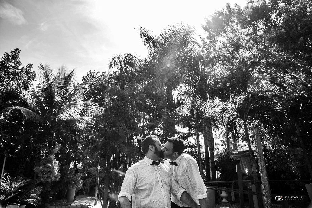 Beijo de casal gay em casamento homoafetivo no Restaurante Laguna em dia de sol na Ilha da Gigoia por Dantas Jr.