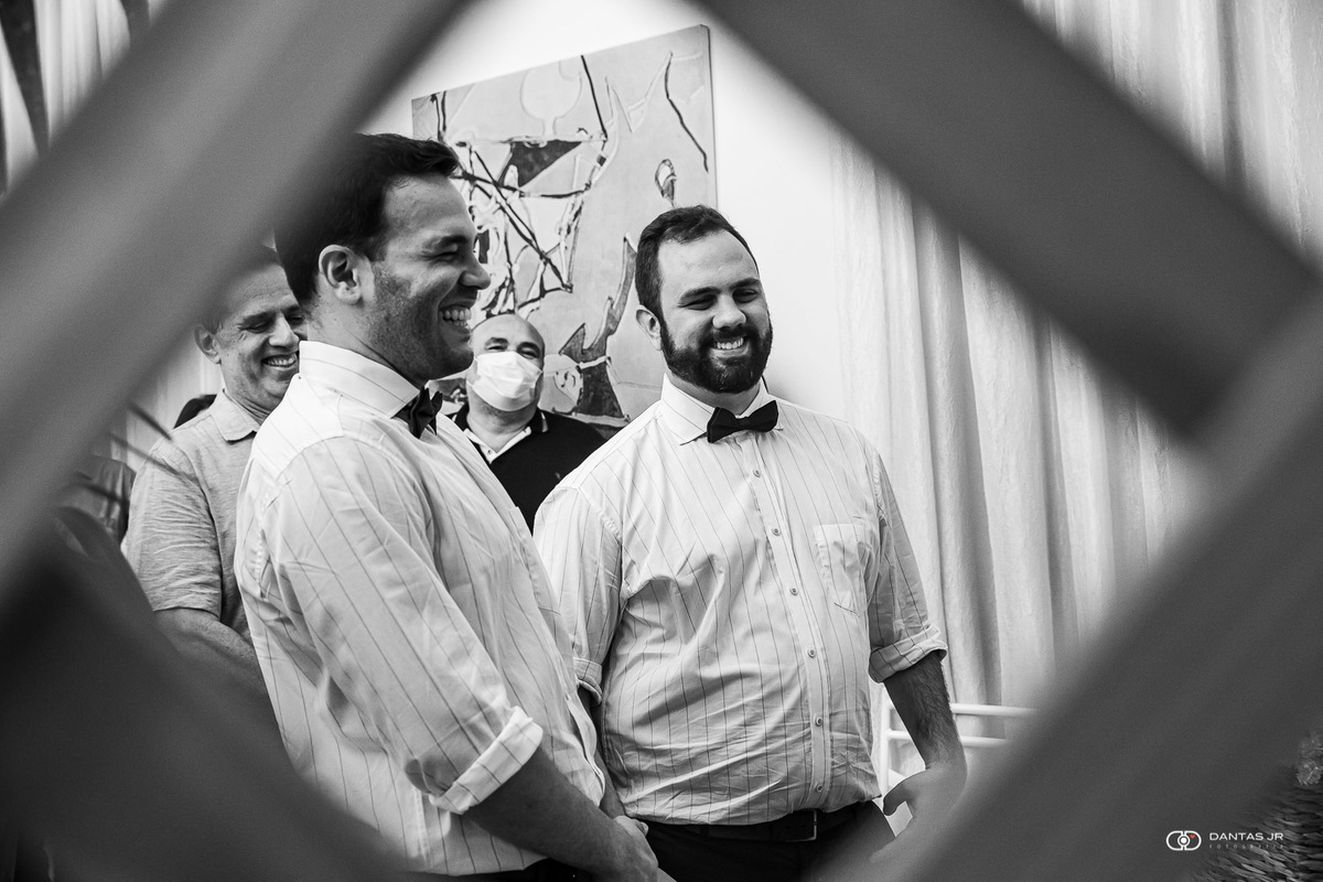 Casal gay em casamento homoafetivo por Dantas Jr