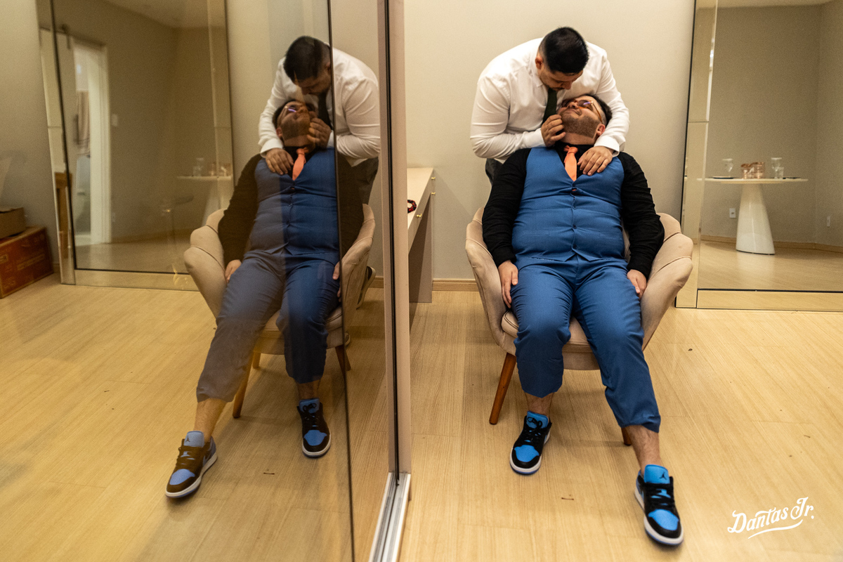 casal de noivos gays se beijando no making of