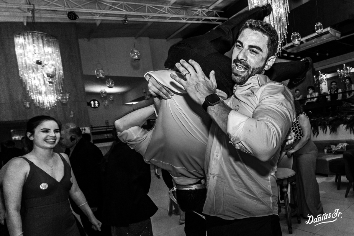 convidado carregando homem de cabeça para baixo em pista de dança em casamento homoafetivo da casa de festas green house por Dantas Jr.