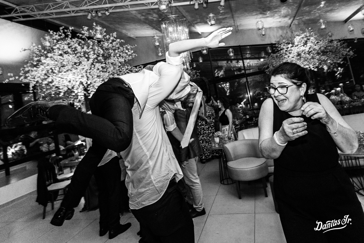 convidado carregando homem de cabeça para baixo em pista de dança em casamento homoafetivo da casa de festas green house  com mulher fugindo correndo por Dantas Jr.