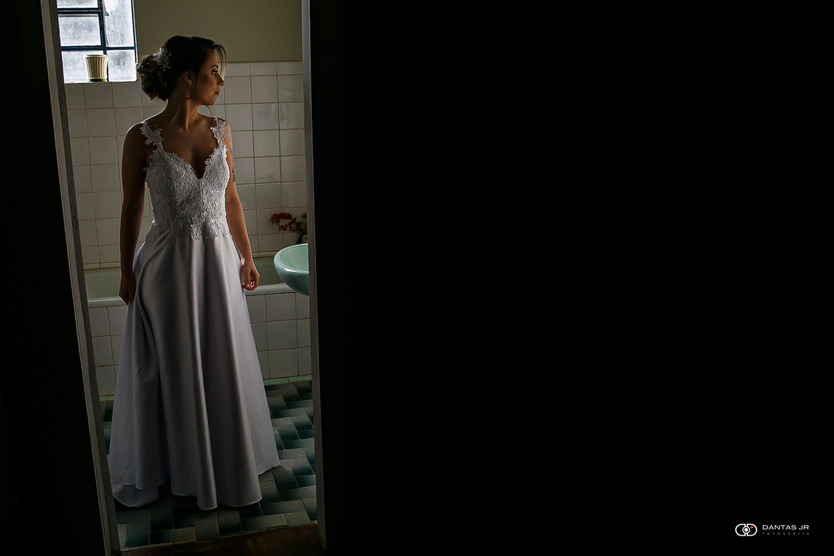 noiva se olhando no espelho em making of por Dantas Jr.