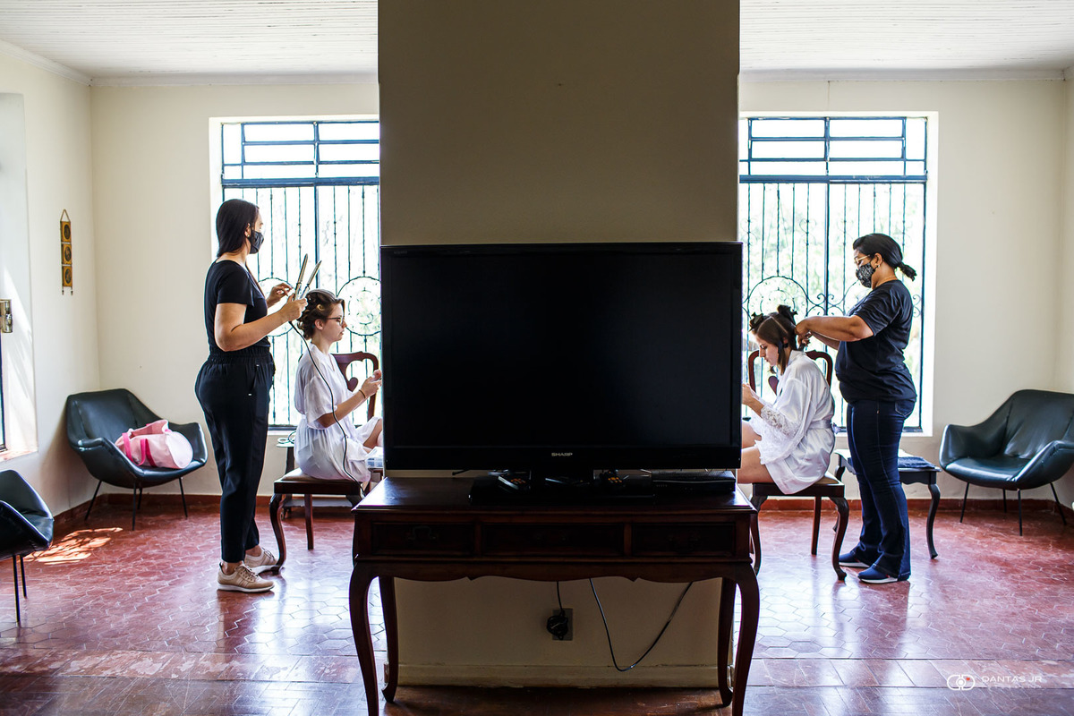 duas noivas se arrumando juntas no making of por Dantas Jr.
