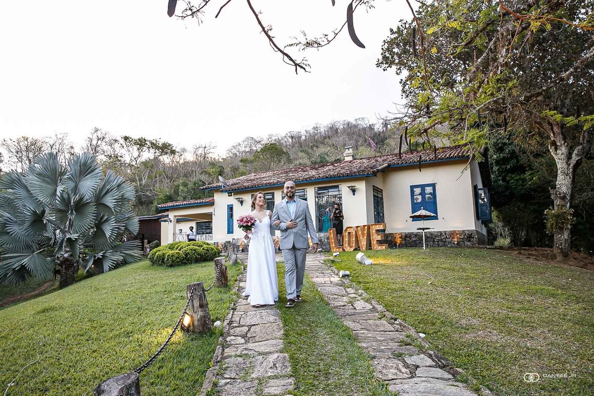 noiva sendo guiada pelo pai em casamento em fazenda por Dantas Jr.