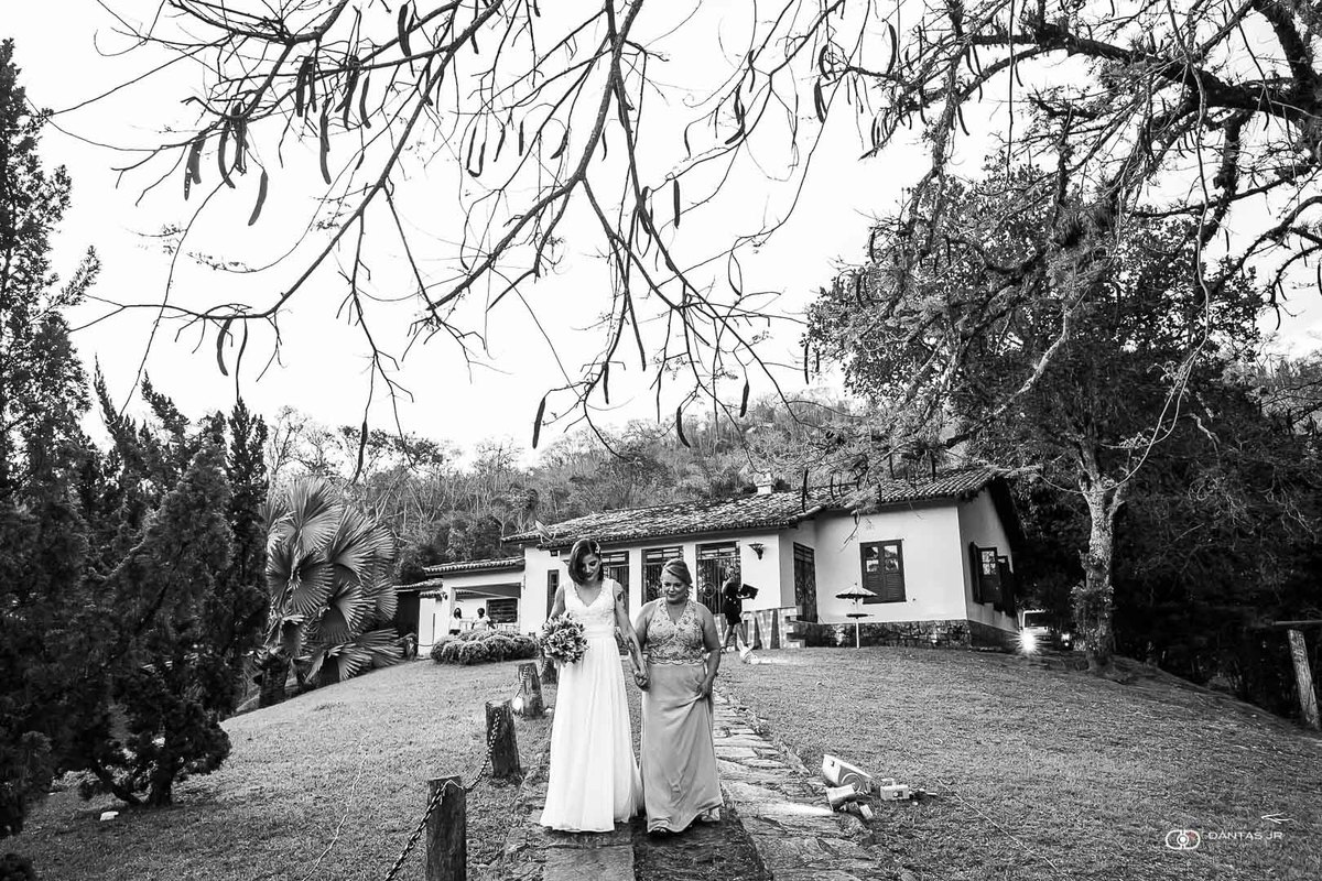 noiva entrando com mãe em casamento ao ar livre no campo por Dantas Jr.