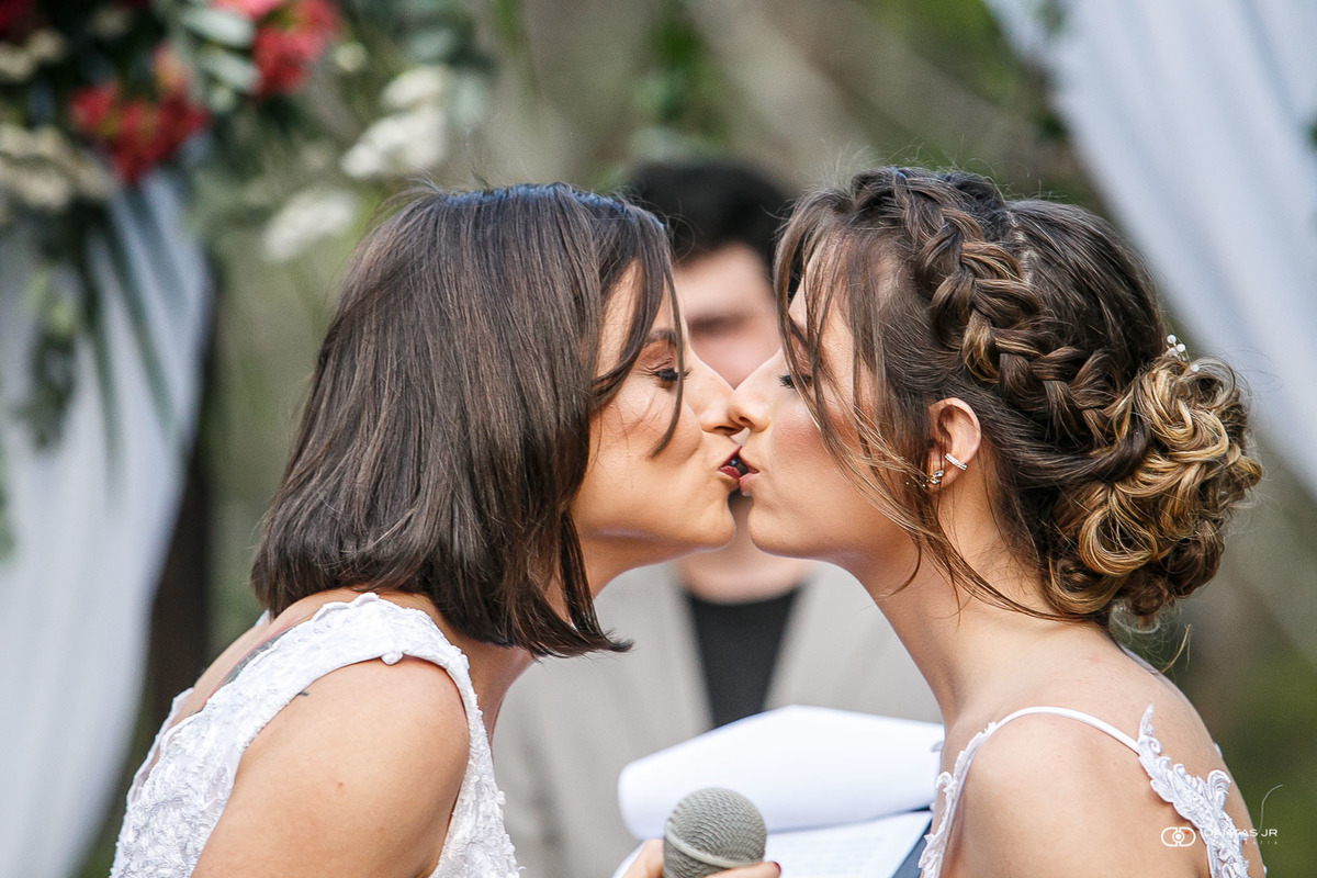 beijo gay de duas noivas em casamento ao ar livre por Dantas Jr.