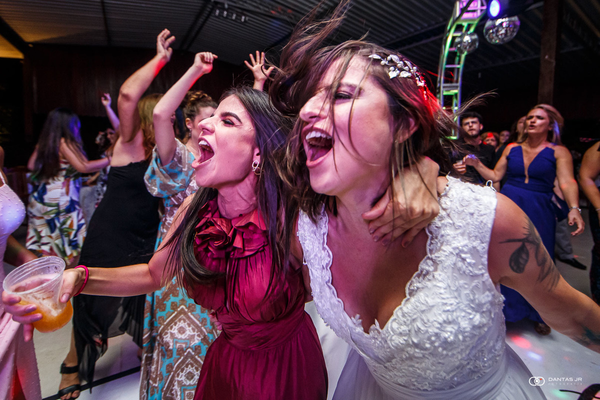 noiva descabelada gritando na pista de dança em festa de casamento por Dantas Jr.