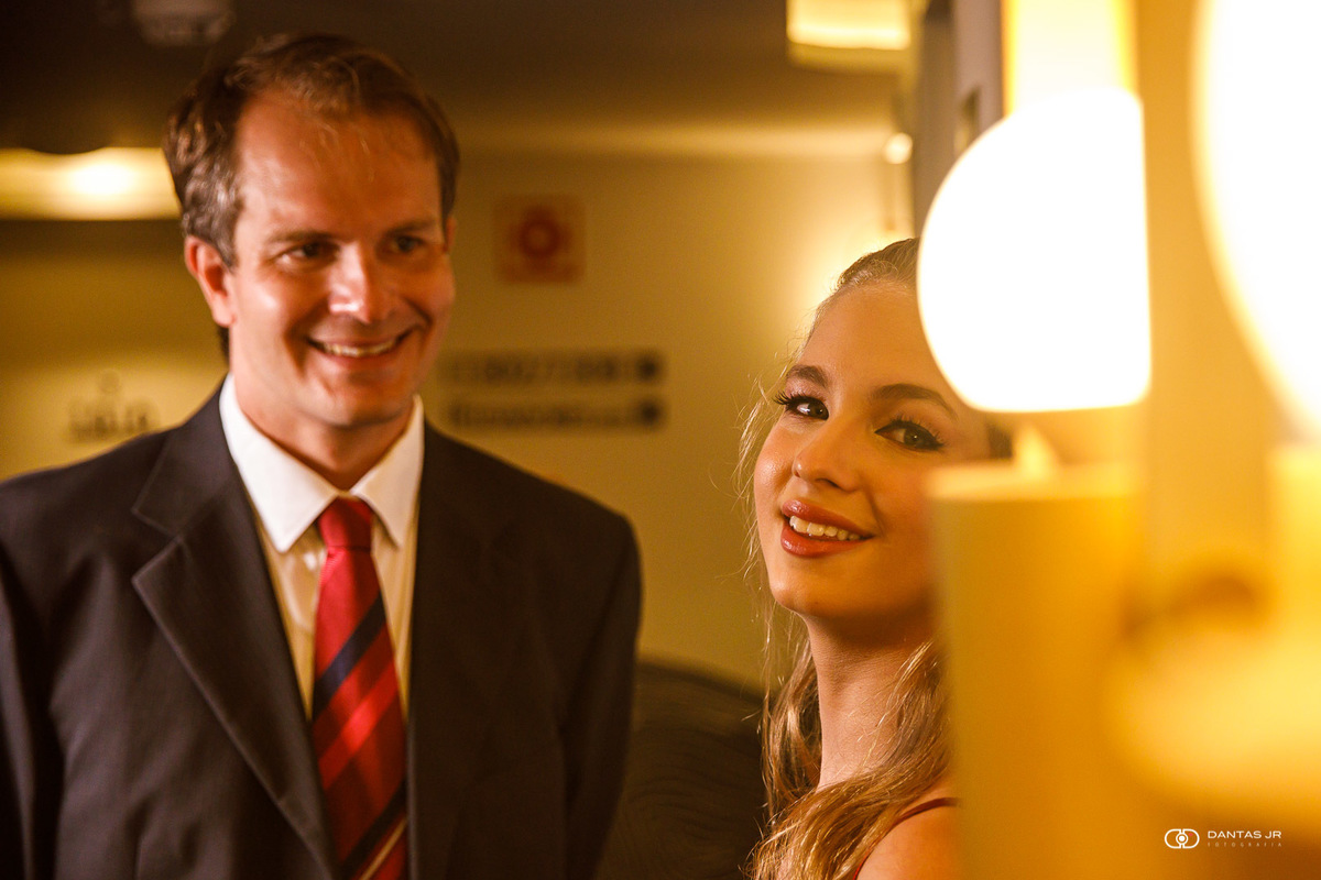 pai emocionado olhando pra debutante em ensaio  por Dantas Jr.