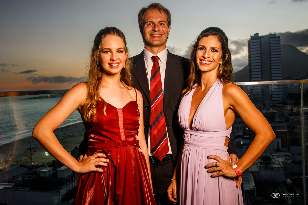 pais com debutante no por do sol na piscina do Novotel Rio  por Dantas Jr.