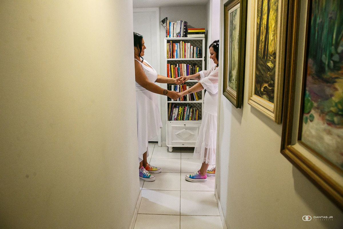 duas noivas se vendo em first look por Dantas Jr. Fotografia