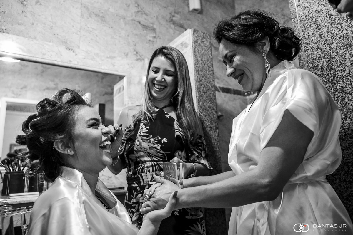 Debutante sendo maquiada com mãe emocionada no making of da maquiadora Nildys Souza por Dantas Jr. Fotografia