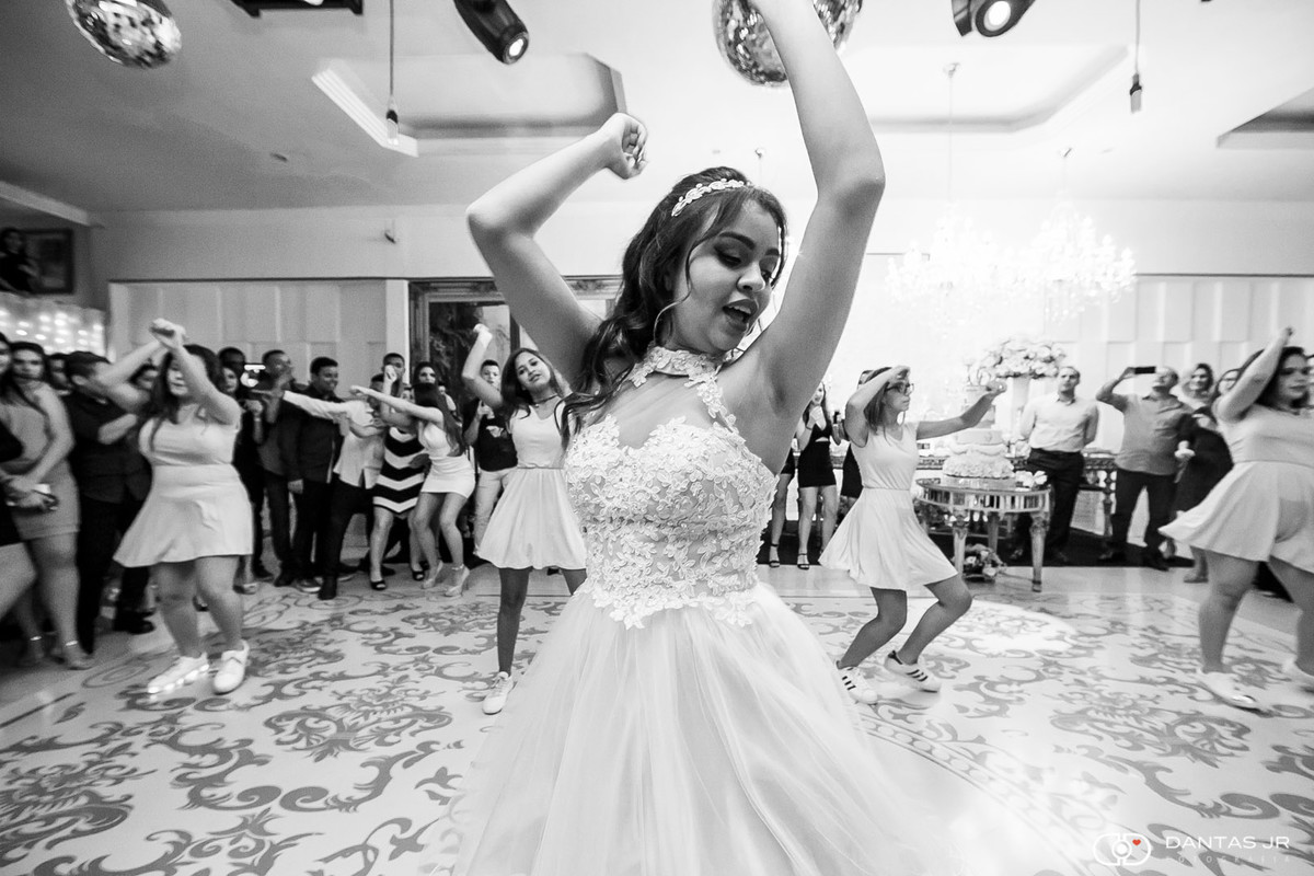 Debutante dançando feliz coreografia na casa de festas Carrozzinus nos 15 anos por Dantas Jr. Fotografia