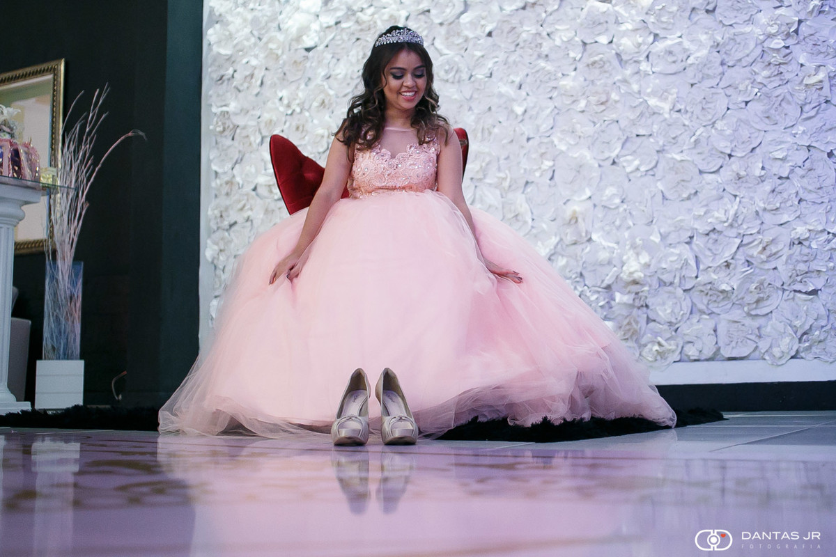 Debutante colocando sapatos para festa de 15 anos na Carrozzinus por Dantas Jr. Fotografia