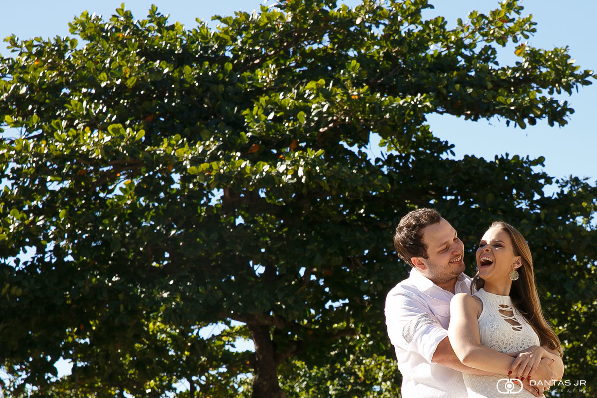 Casal se abraçando e se diertindo com roupas tropicais em ensaio pre wedding romantico no RJ por Dantas Jr. Fotografia