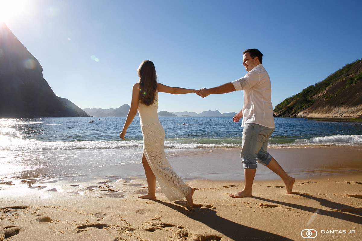ensaio pre wedding com casal caminhando em praia deserta por Dantas Jr. Fotografia