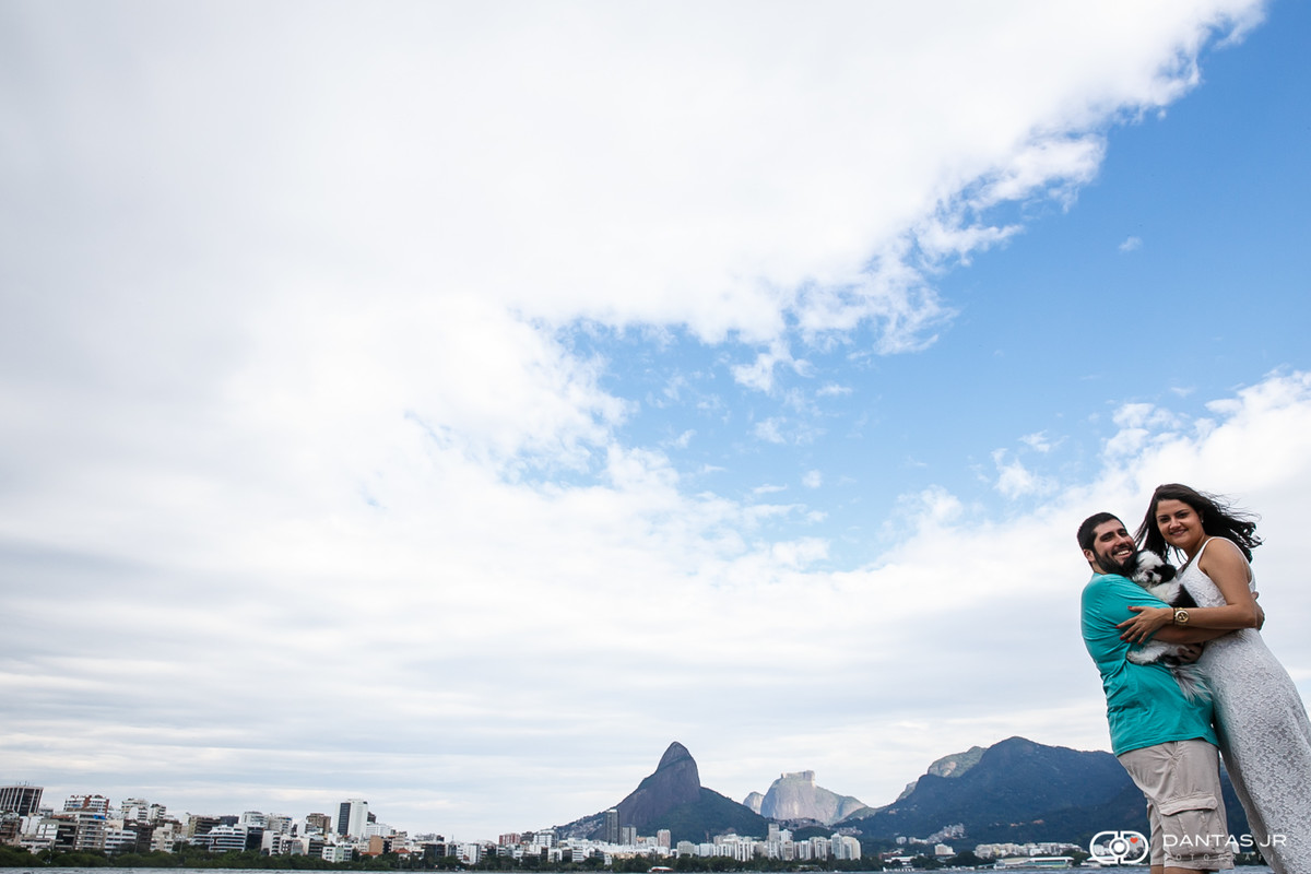 Casal em ensaio pre wedding na Lagoa Rodrigo de Freitas por Dantas Jr. Fotografia