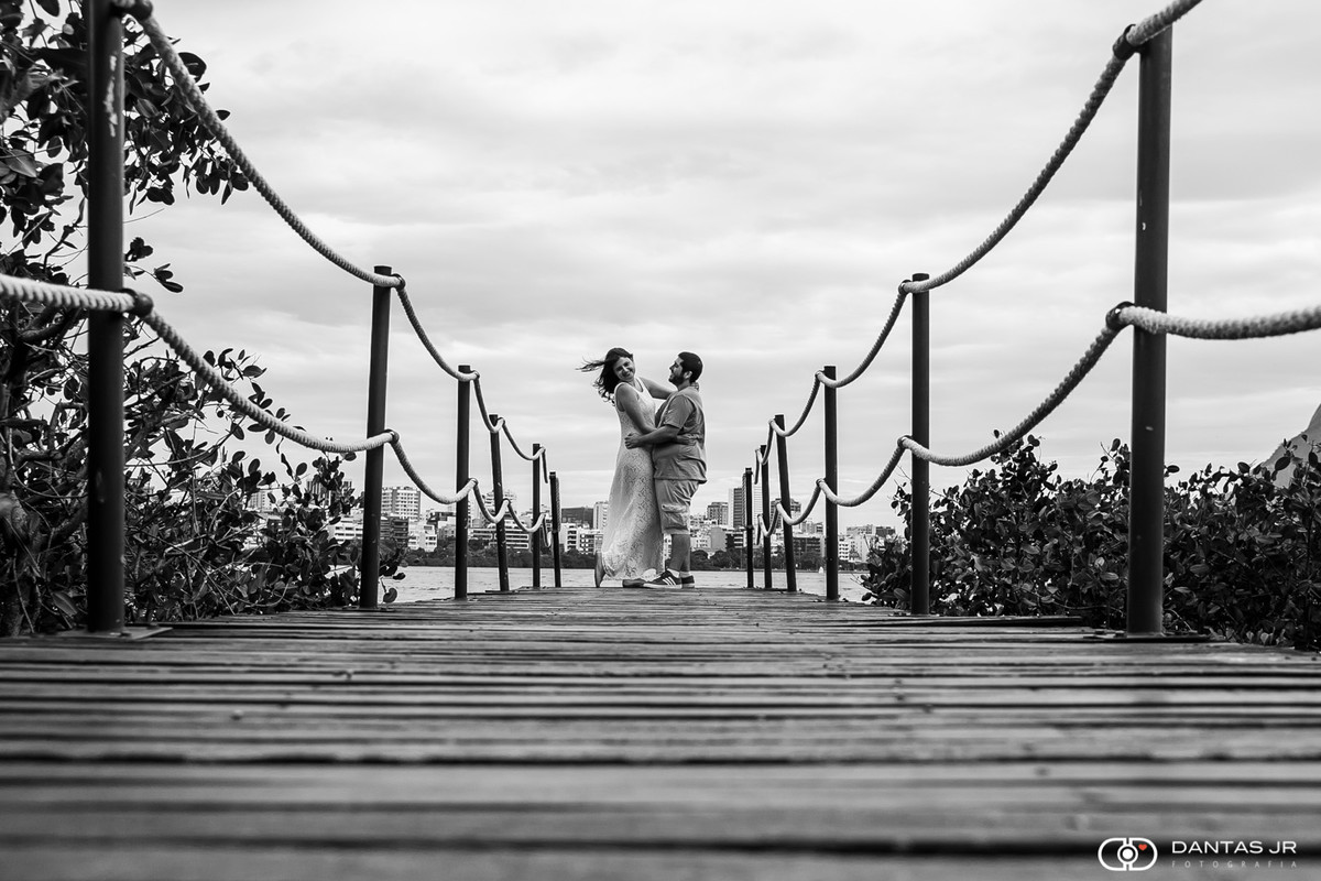 Casal em deck namorando com cabelos ao vento em ensiao pre wedding na Lagoa Rodrigo de Freitas por Dantas Jr. Fotografia