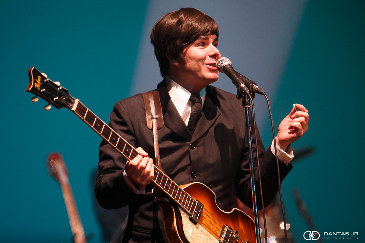 Ricardo Jr como Paul MacCartney em show por Dantas Jr. Fotografia