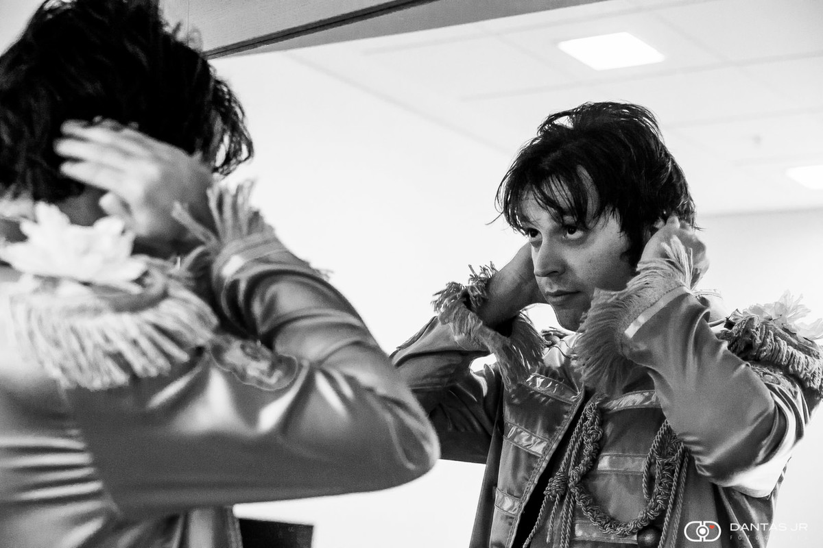 Luis Gomes se maquiando como John Lennon em Sgt Peppers por Dantas Jr.