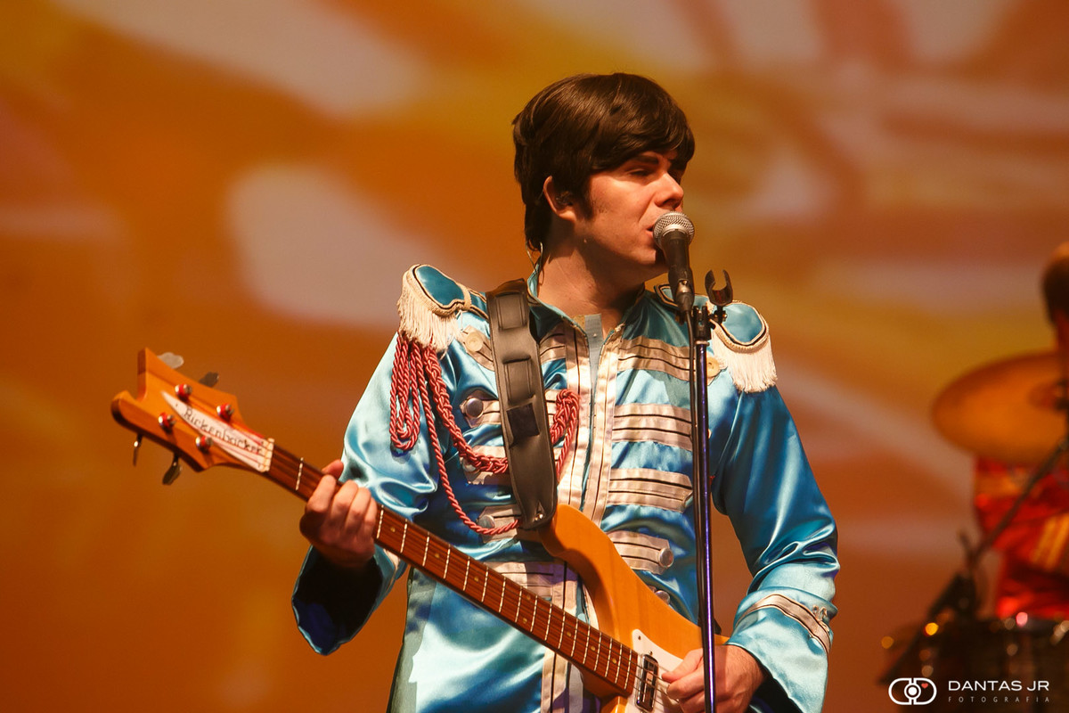Ricardo Jr. como Paul McCartney em Sgt Pepper no illage Mall RJ por Dantas Jr