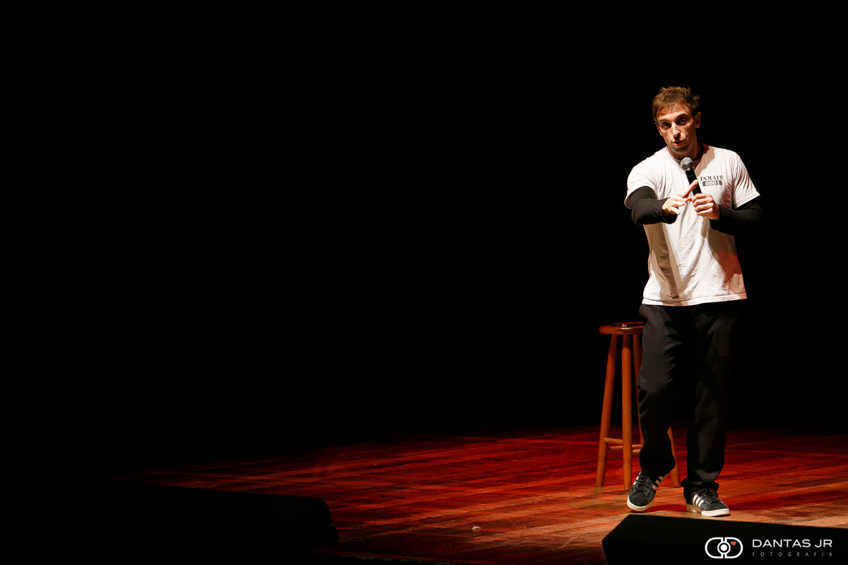 Leo Lins fazendo stand up comedy por Dantas Jr.