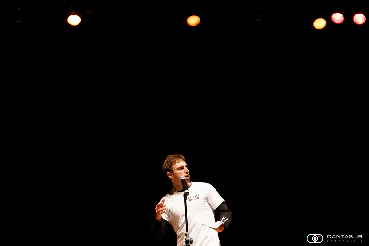 Leo Lins fazendo show no palco do teatro miguel falabella por Dantas Jr.