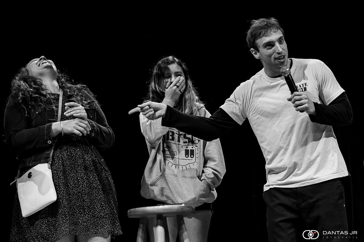 Leo Lins fazendo bullying no palco do teatro miguel falabella no RJ por Dantas Jr.
