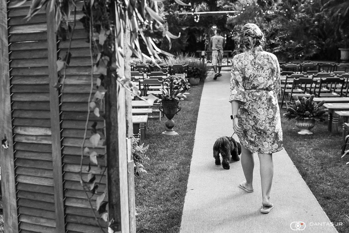 Noiva andando com cachorro no local da Cerimônia na Casa de festas Casuarinas no making of por Dantas Jr.