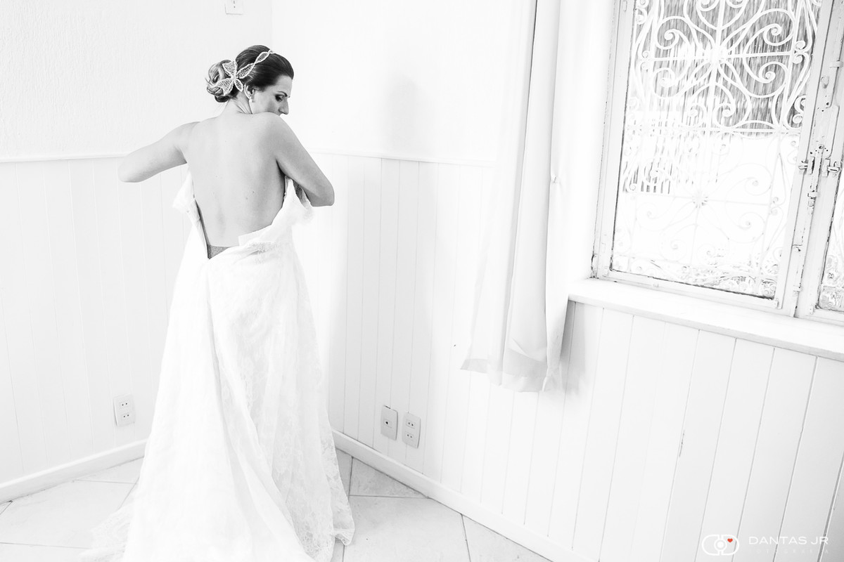 Noiva se vestindo na Casuarinas durante making of por Dantas Jr.