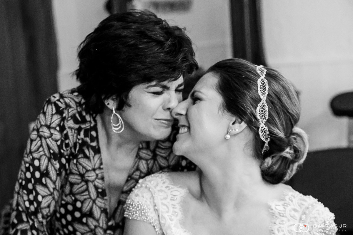 Noiva dando carinho na mãe durante making of na Casuarinas por Dantas Jr.