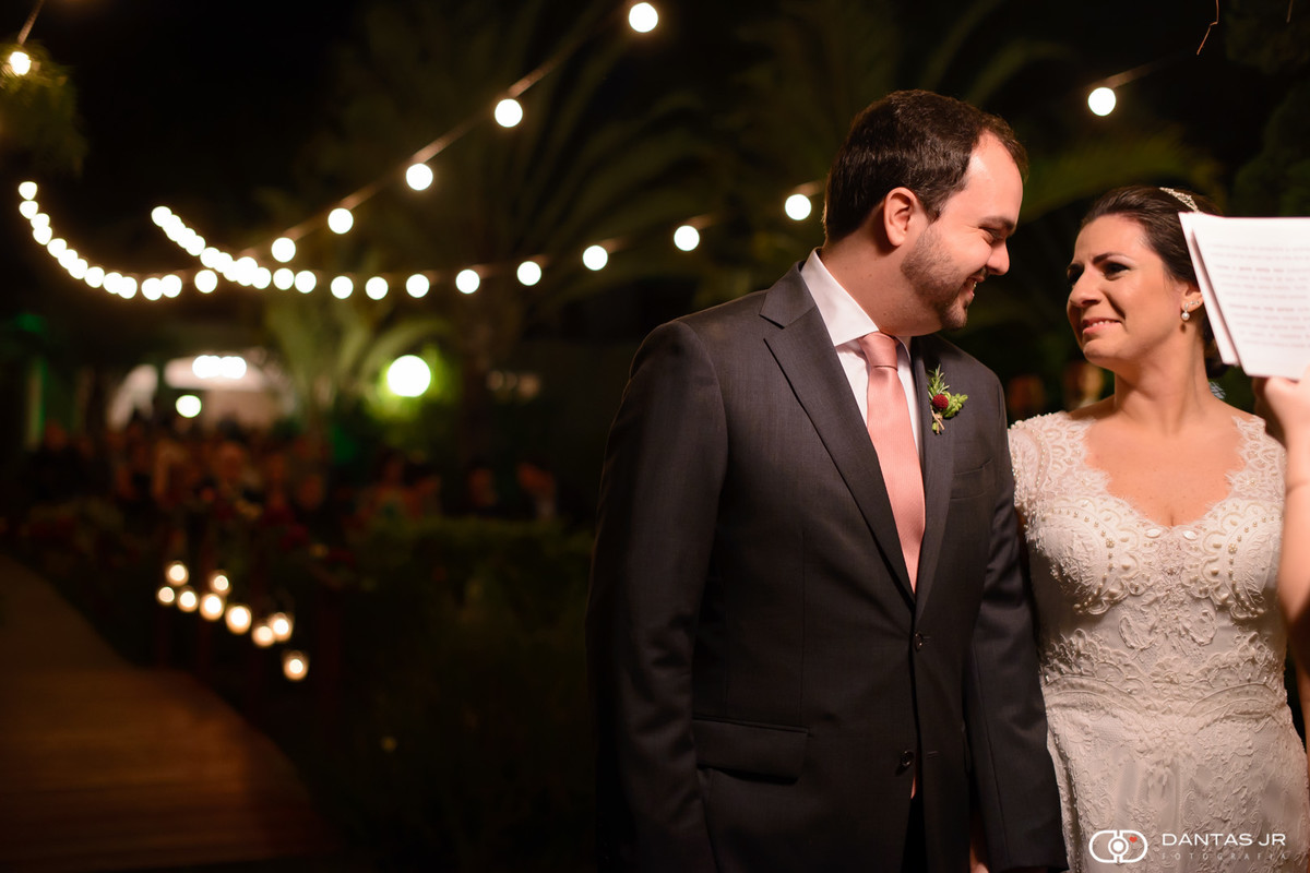 Noivos se olhando durante cerimônia na casa de festas Casuarinas por Dantas Jr. Fotografia