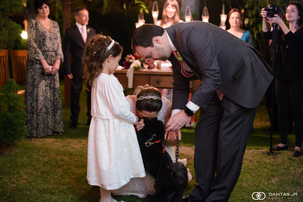 Cachorro levando alianças pros noivos no altar na casa de fesstas Casuarinas em cerimônia ao ar livre na Casuarinas por Dantas Jr.