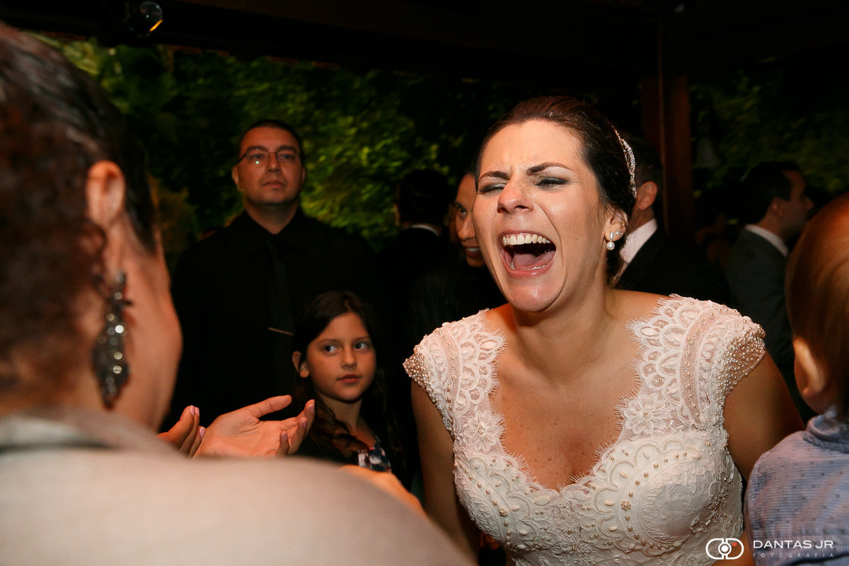 Noiva feliz em festa na casa de festas Casuarinas por Dantas Jr. Fotografia