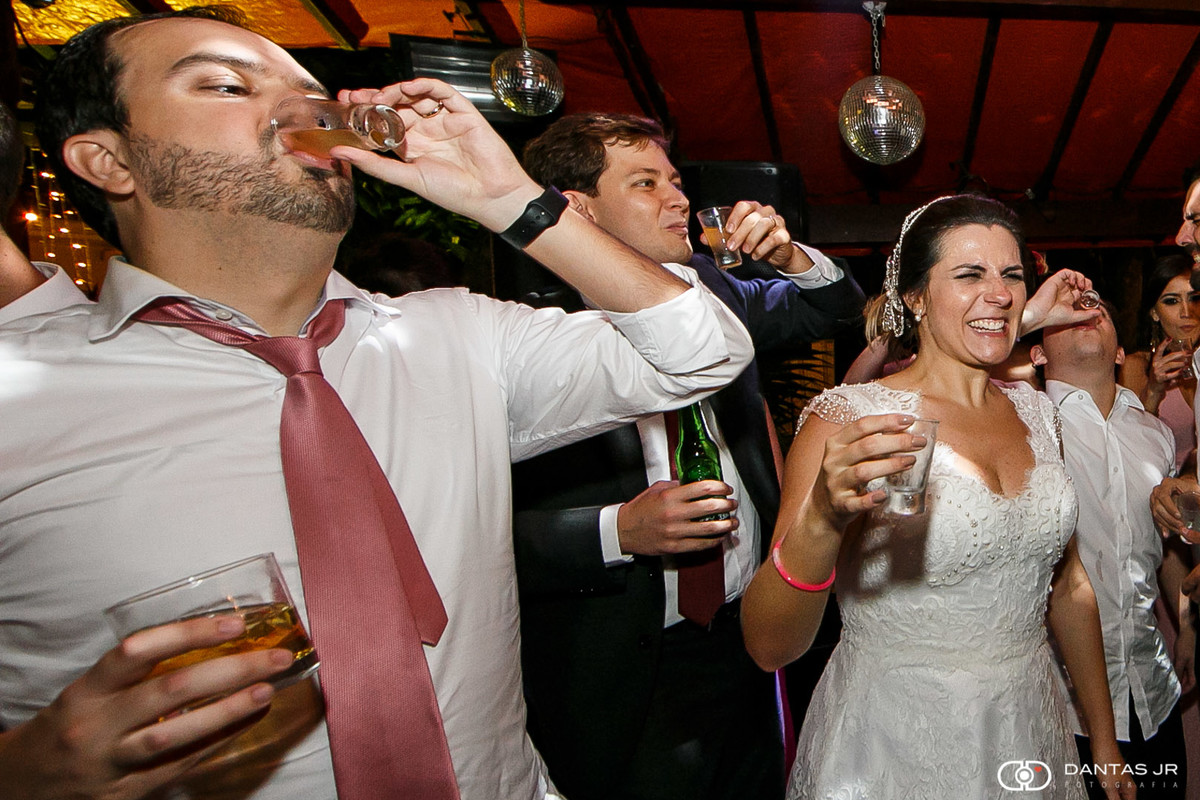 Noivos e convidados fazendo brinde de cachaça e tequila na Casuarinas com DJ Guga Weigert e Casamento Colorido por Dantas Jr. Fotografia