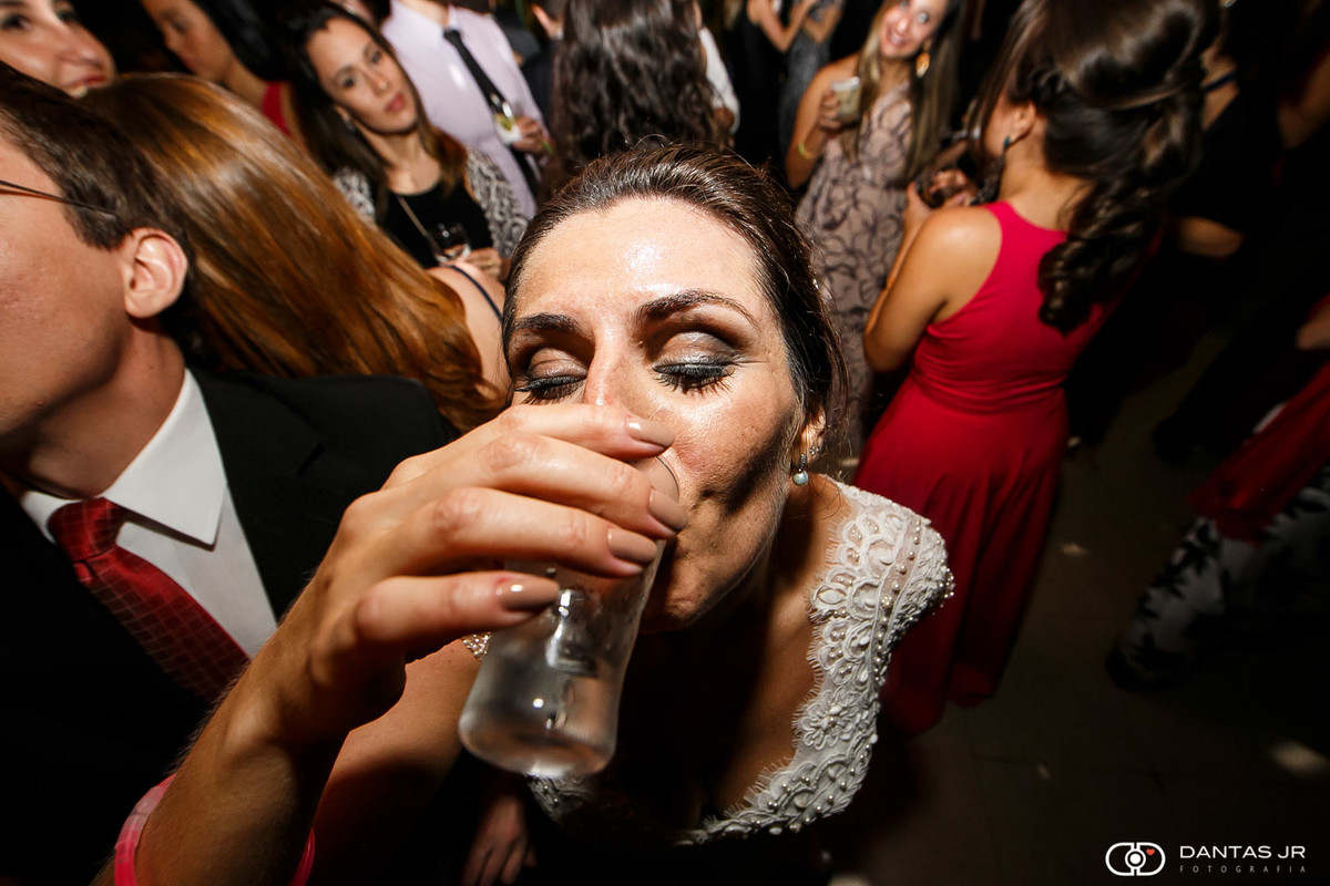 Noiva bebebendo shot de tequila na Casuarinas com DJ Guga Weigert na Casuarinas por Dantas Jr. Fotografia