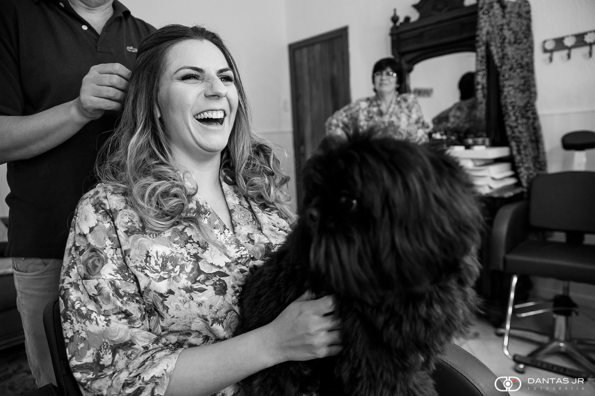 Noiva com cachorro no making of feito por João Velasquez por Dantas Jr.