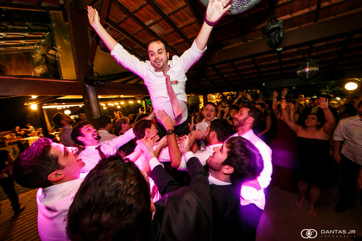 Noivo sendo jogado para cima em festa animada na Casuarinas com DJ Guga Weigert e Casamento Colorido por Dantas Jr Fotografia