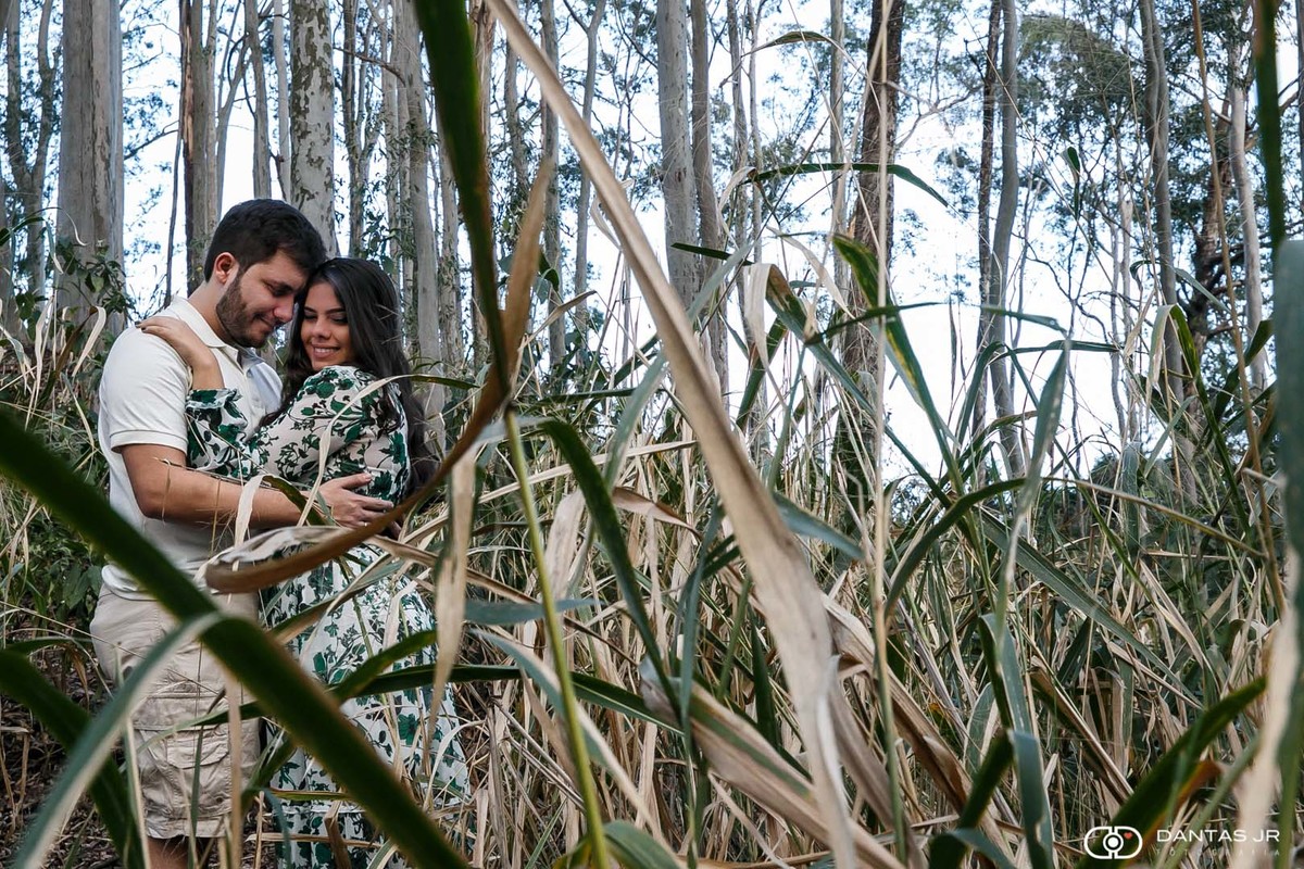 Casal em ensaio pre wedding se abraçando em campo por Dantas r. Fotografia