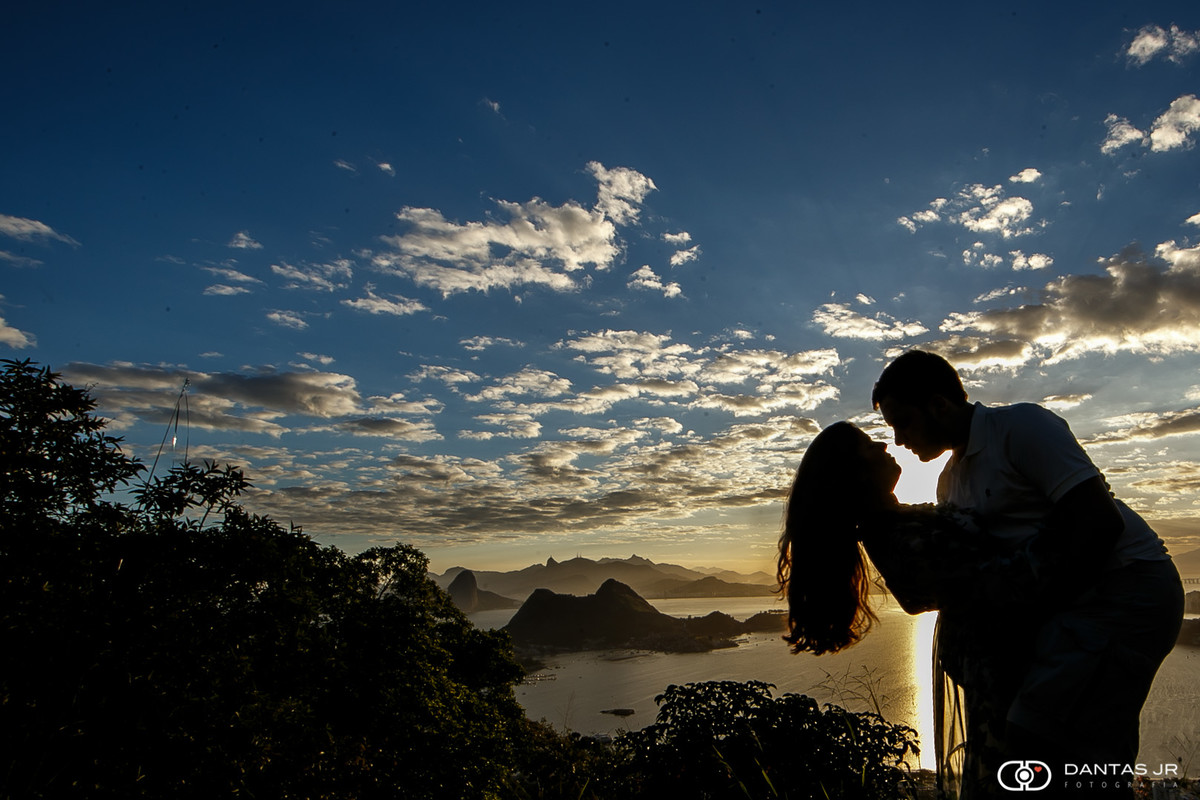 Ensaio pre wedding de casal no parque da cidade em niteroi com silhuetas e vista do Rio de Janeiro por Dantas Jr. Fotografia