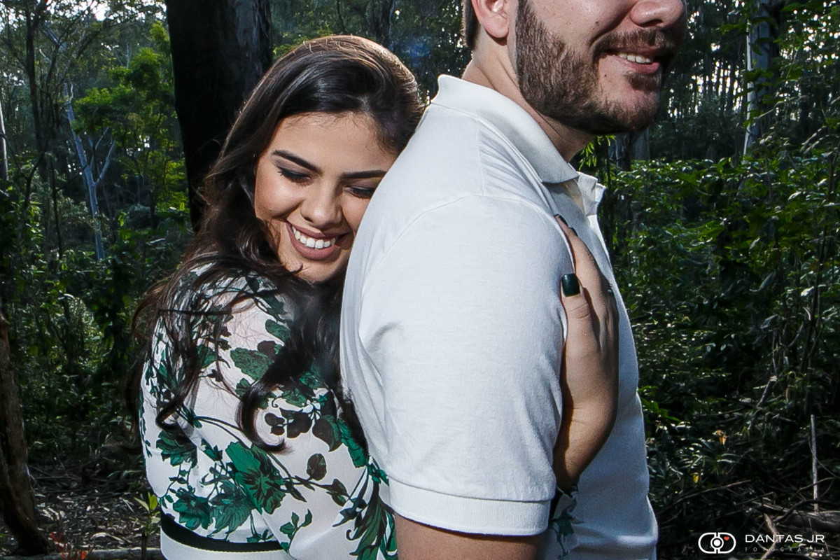 Noiva abraçando o noivo por trás no parque da cidade em Niteroi por Dantas Jr. Fotografia