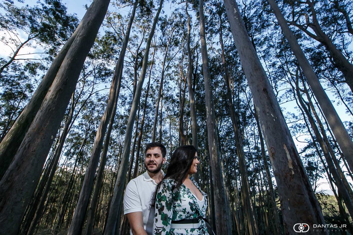 Casal de noivos no meio do bosque dos eucaliptos no parque da cidade em Niteroi por Dantas Jr. Fotografia